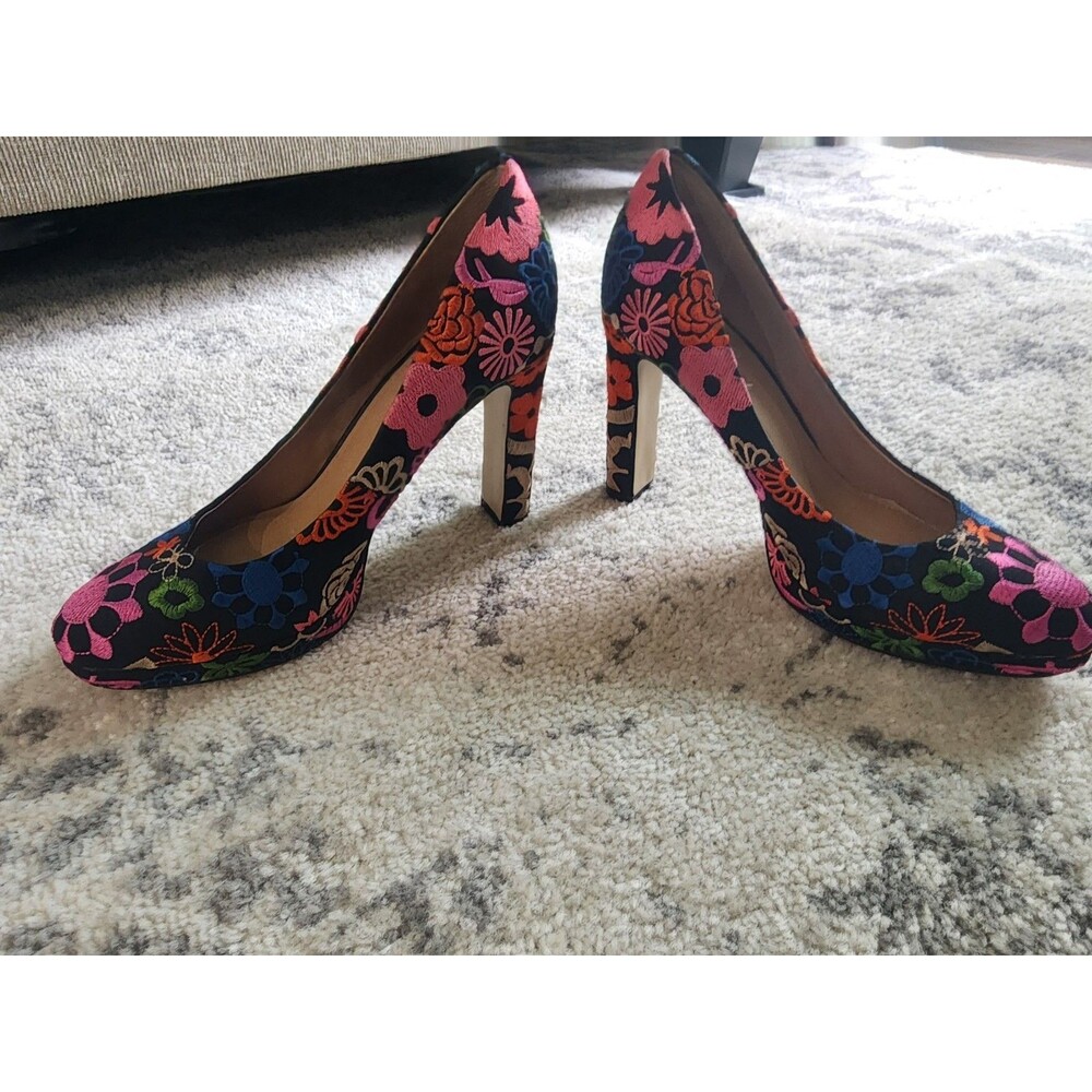 Tahari Brentwood embroidered High Heels Size 9 M Gorgeous High End - Picture 2 of 7